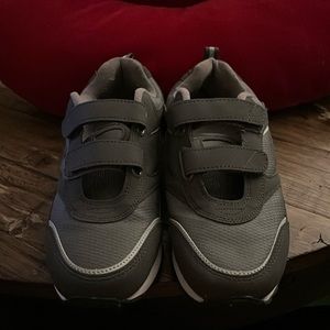 Sneakers Velcro no strings gray and white mens 8W with non-marking soles
